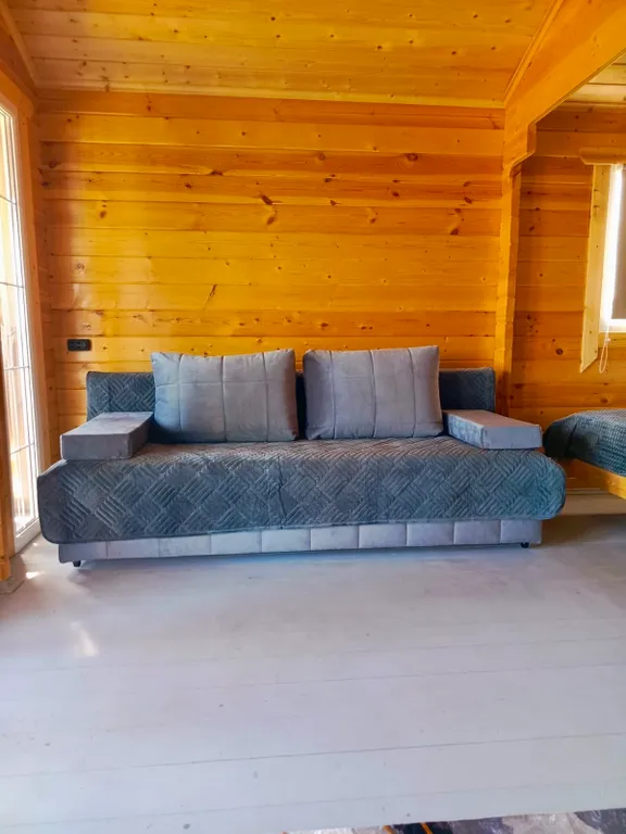 Новый деревянный домик у моря