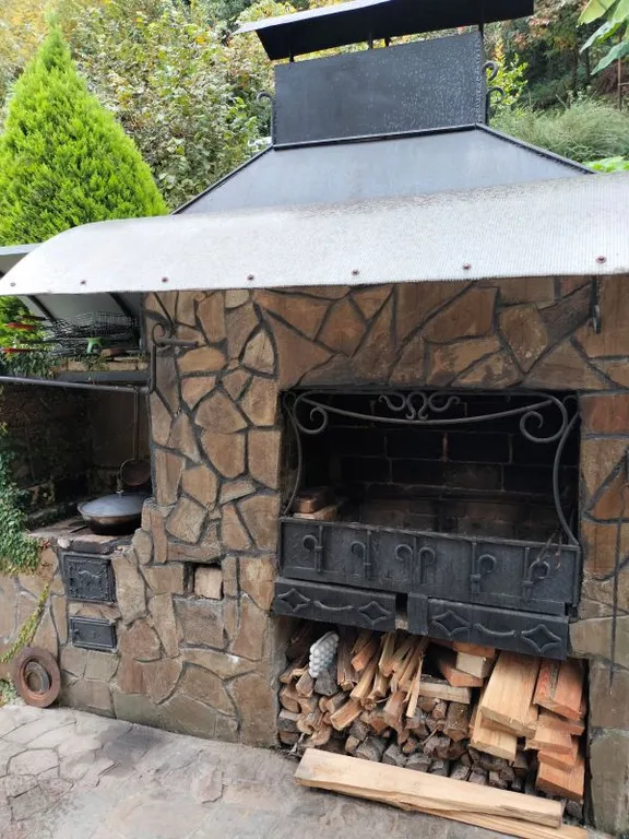 Уютный дом для большой семьи или компании в окружение сада