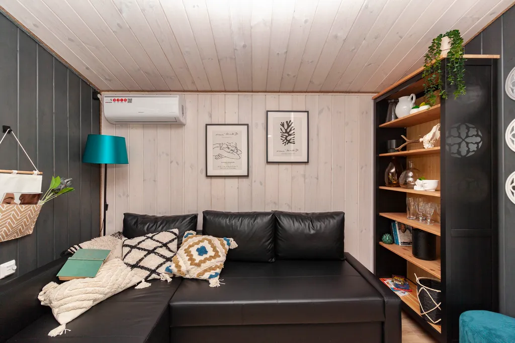 Темный домик на опушке леса