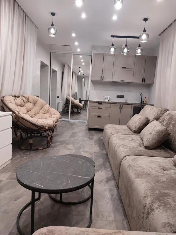 Домик в деревне в окружении леса