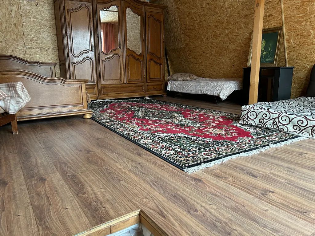 Домик в соснах с баней