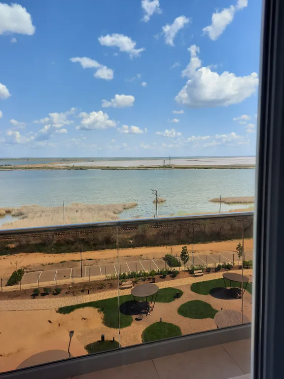 Уютная квартира с видом на розовое озеро