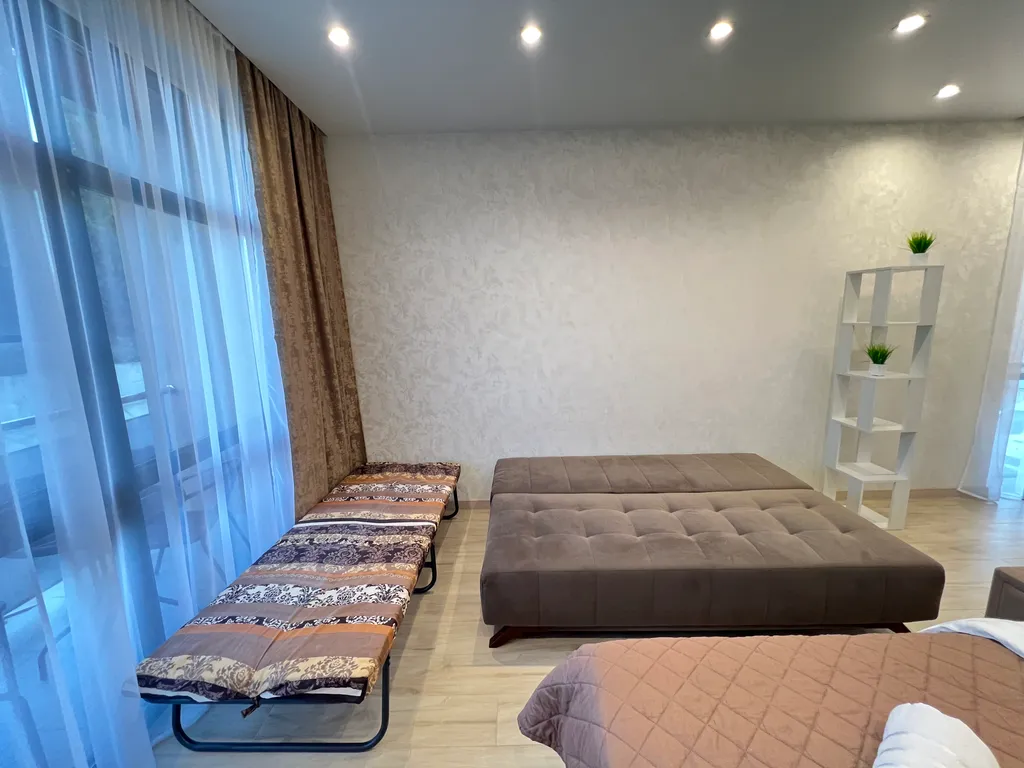 Студия на 5 человек с балконом и кухней