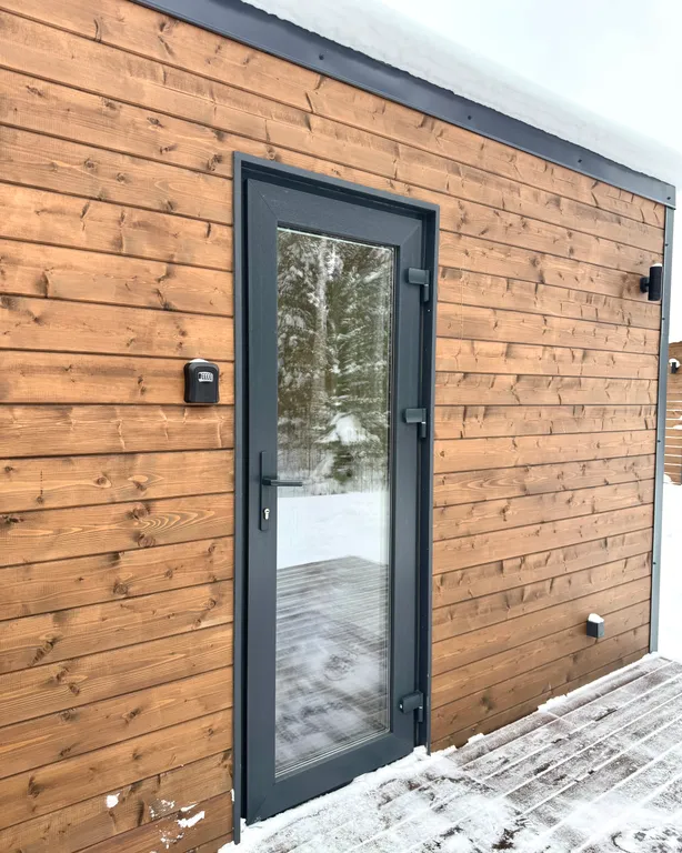 Уютнейший домик в лесу в черте города с панорамным окном, видом на лес