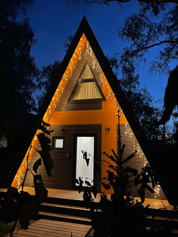 Уютный дом на берегу озера в березовой роще