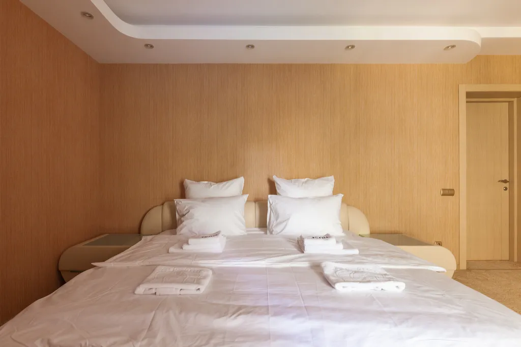 Загородный дом с бассейном, сауной и собственным лесом на участке