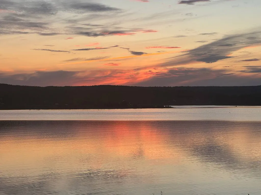Новый дом в стиле барн Хаус на берегу реки