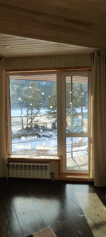 Современные студии на берегу реки