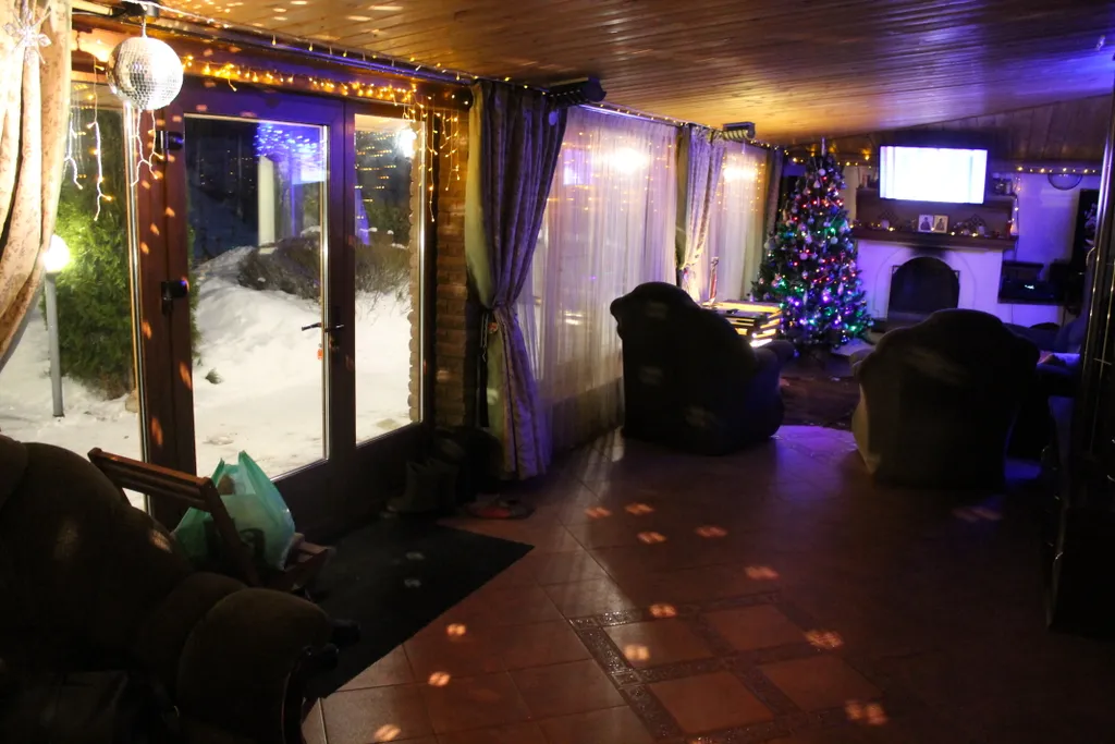 Дом на берегу реки с баней на дровах