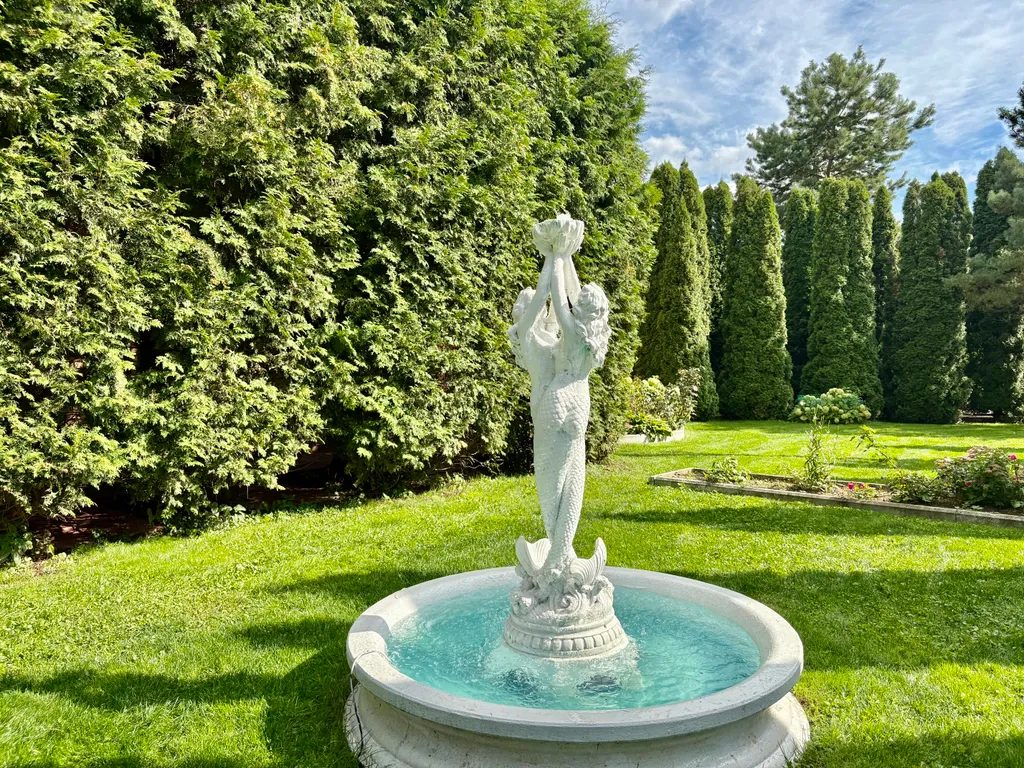 Дом с бассейном