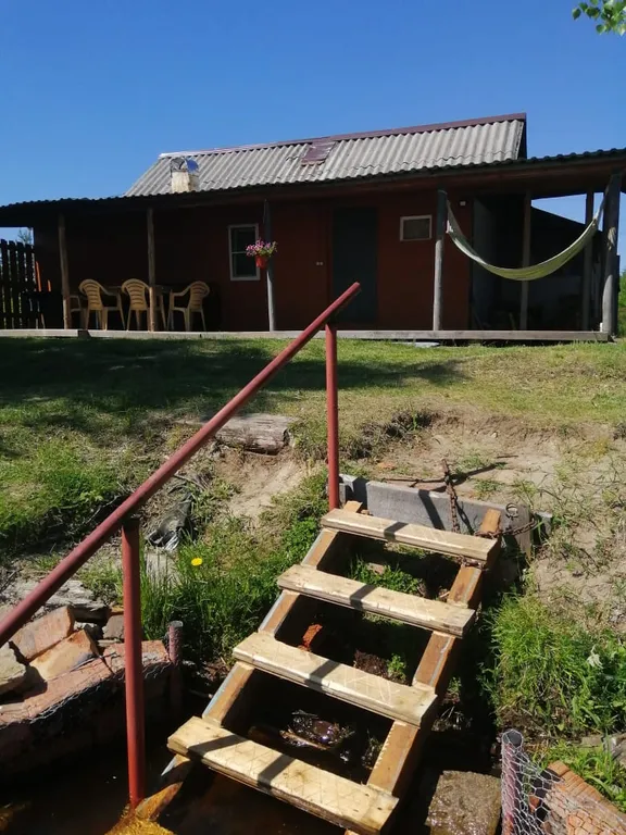 Благоустроенный дом на берегу с баней и катером