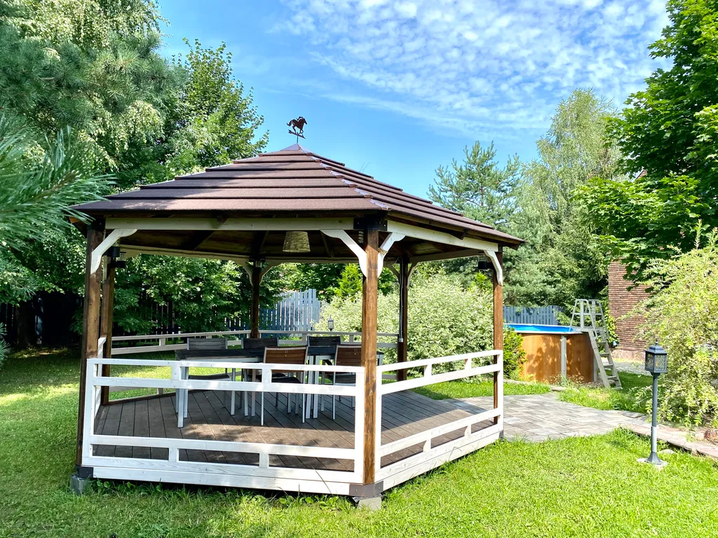 Вилла с круглым бассейном