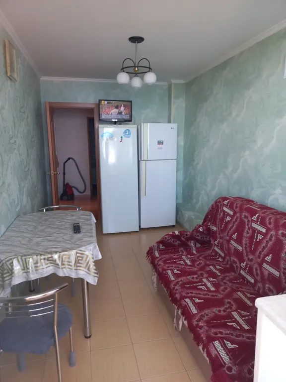 С панорамным видом на море и гору медведь (аю-даг)