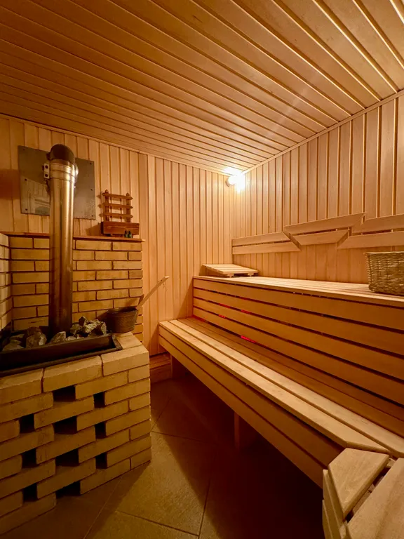 Дом с сауной и бассейном в черте города