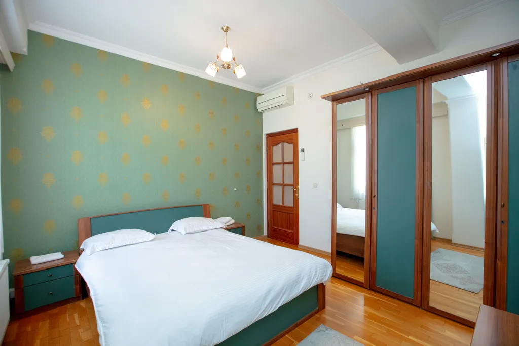 Большие семейные апартаменты Hatefi 4+1 в историческом центре Баку