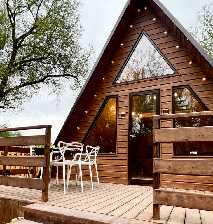 Шале на берегу реки