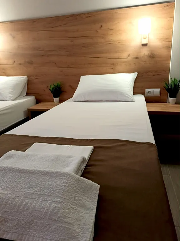 Трехместный номер с балконом с видом на улицу