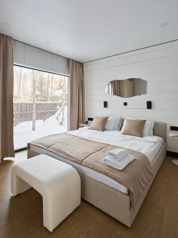 Панорамный дом в окружении леса с сауной