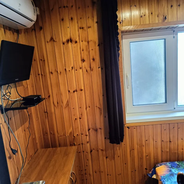 Отдельный домик с двумя комнатами со своей кухней и санузлом