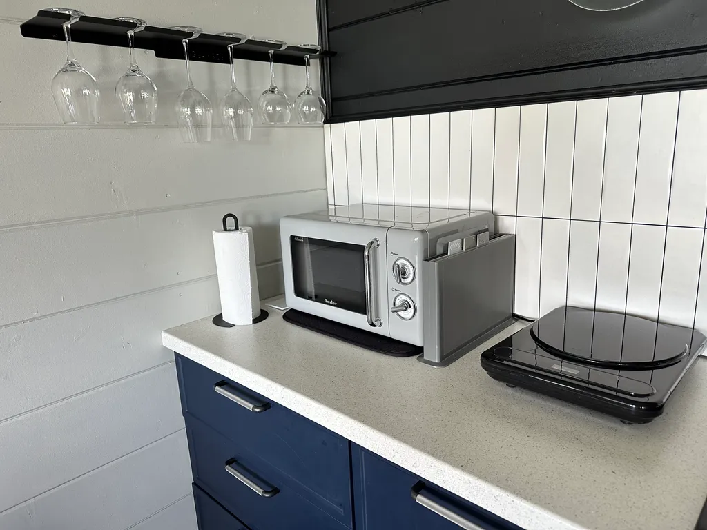 Стильный современный дом для отдыха на природе