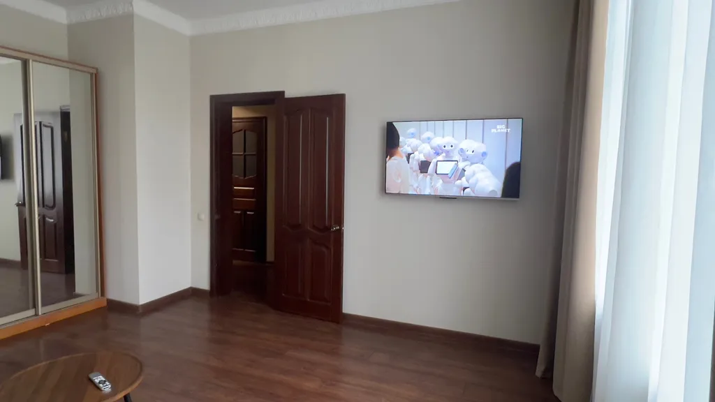 Трёхкомнатная, удобное расположение, отчетные документы.