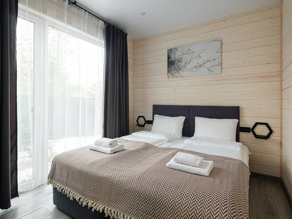 Семейный коттедж с баней и чаном в Шишкин Плейс в хвойном лесу