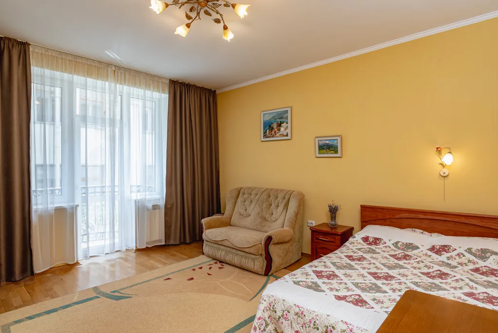 Уютные апартаменты в центре Ялты с видом на горы с 3-балконами