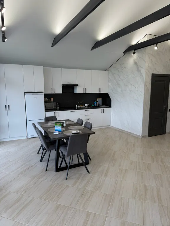 Уютный дом на берегу реки