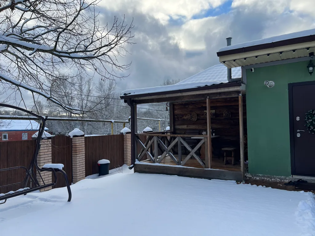 Душевный домик на берегу реки