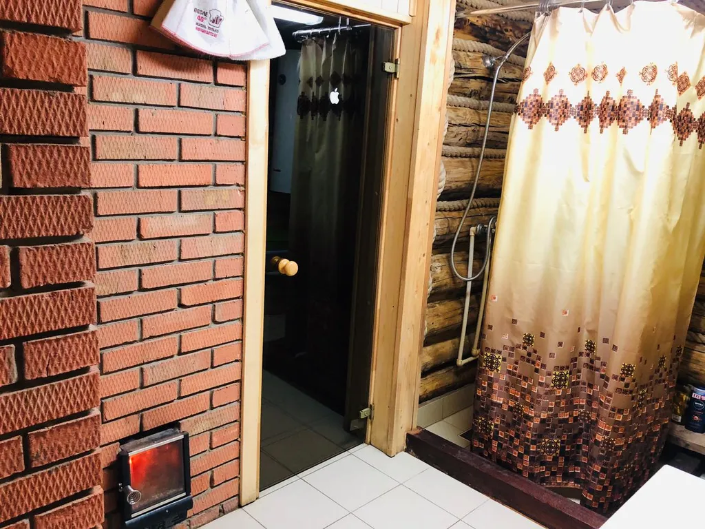 Домик в соснах с баней