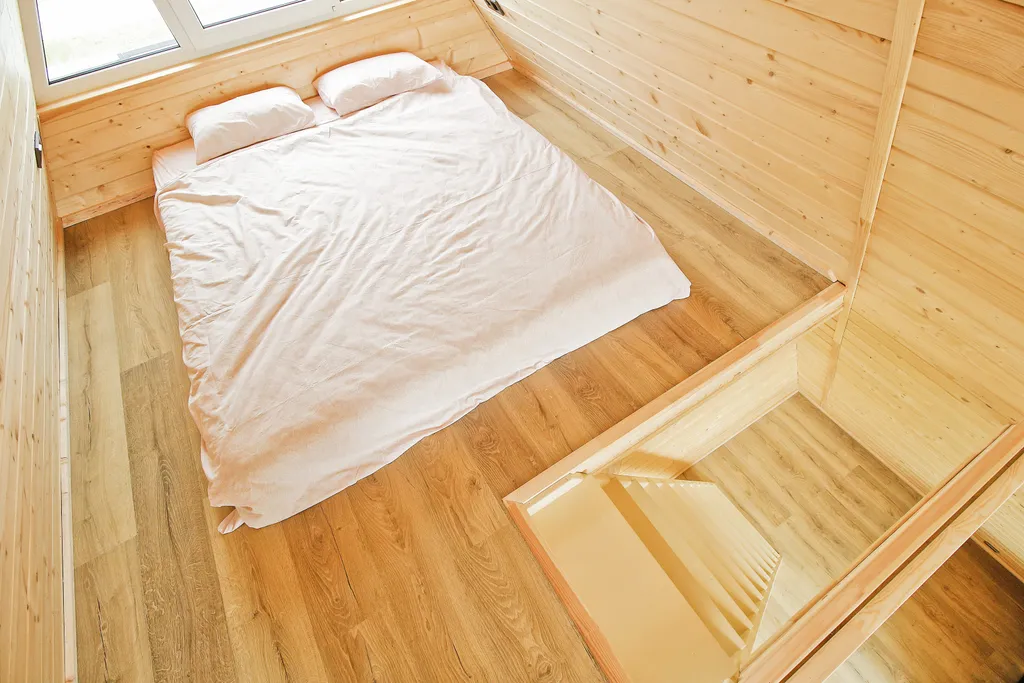 А-фрейм Ель на берегу реки