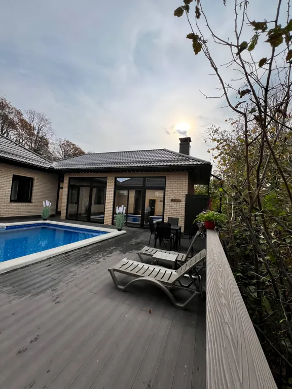 Дом в лесу с теплым бассейном и баней