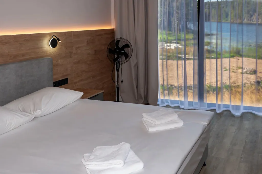 Номер с видом на тихое лесное озеро, лес и гору