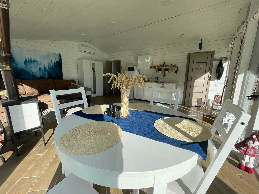 Уютный домик с панорамным остеклением недалеко от Пушкинских гор