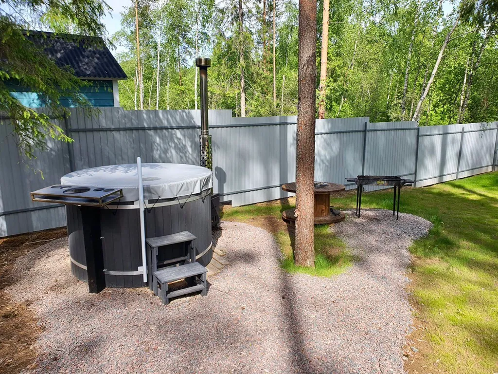 Атмосферный домик рядом с озером и лесом