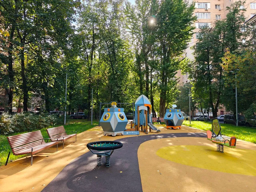 Квартира Квартира 2 изолированные спальни. 2 минуты до метро. Рабочий стол. Парковка — Москва