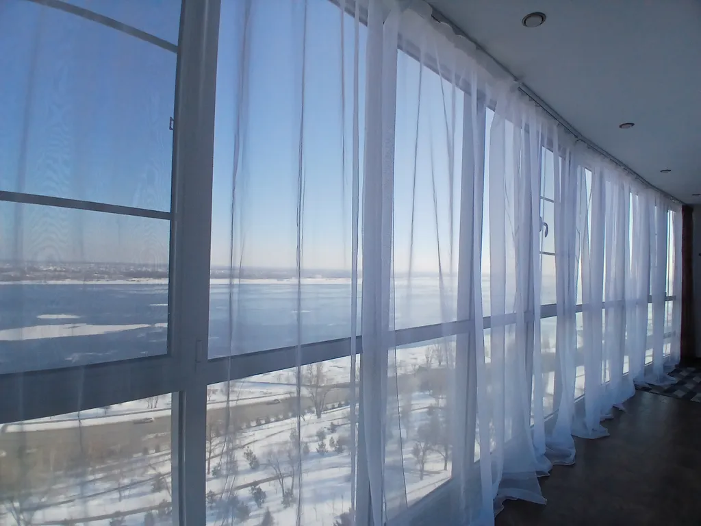 Жизнь с видом реку: огромная лоджия с панорамным остеклением в пол!