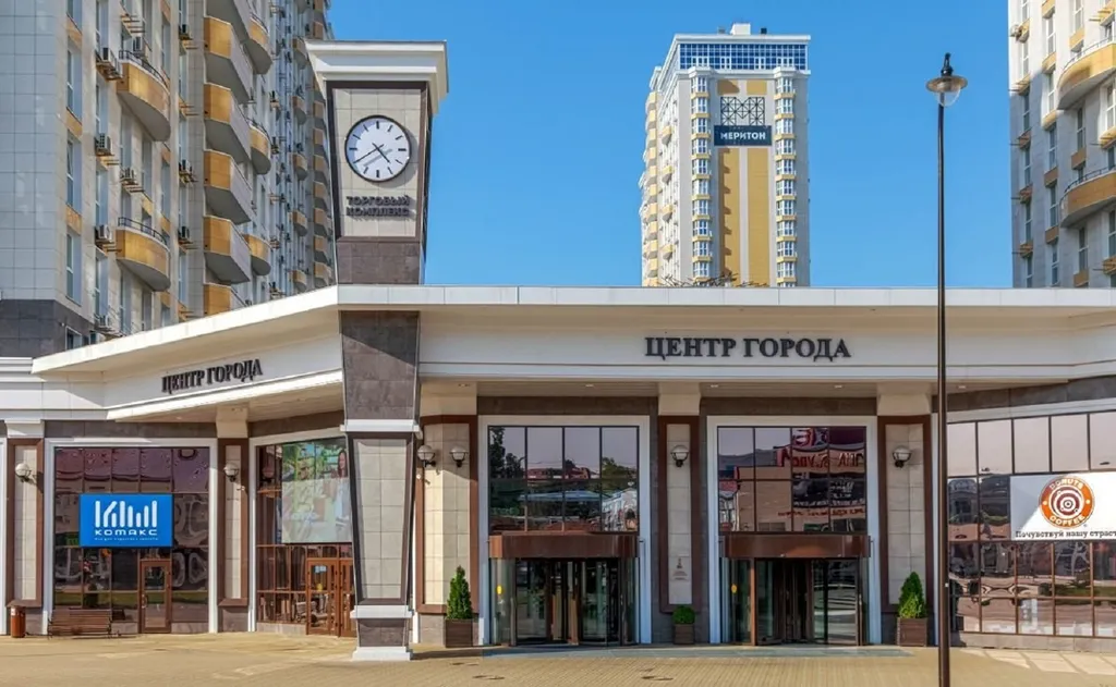 Апартаменты с видом на город в ЖК Большом, в окнах виден закат