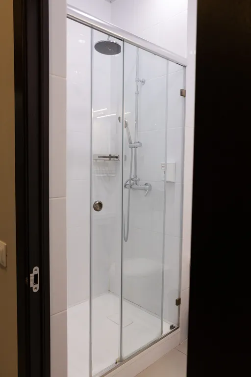 Номер в отеле с двуспальной кроватью и кондиционером