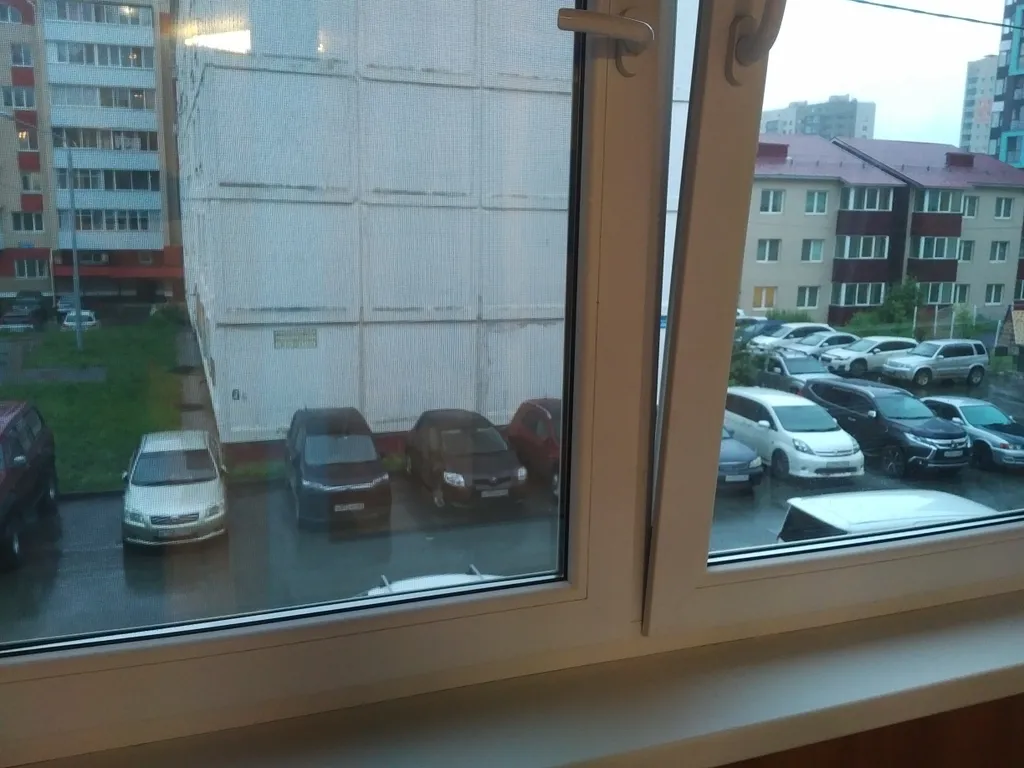 Гора через дорогу