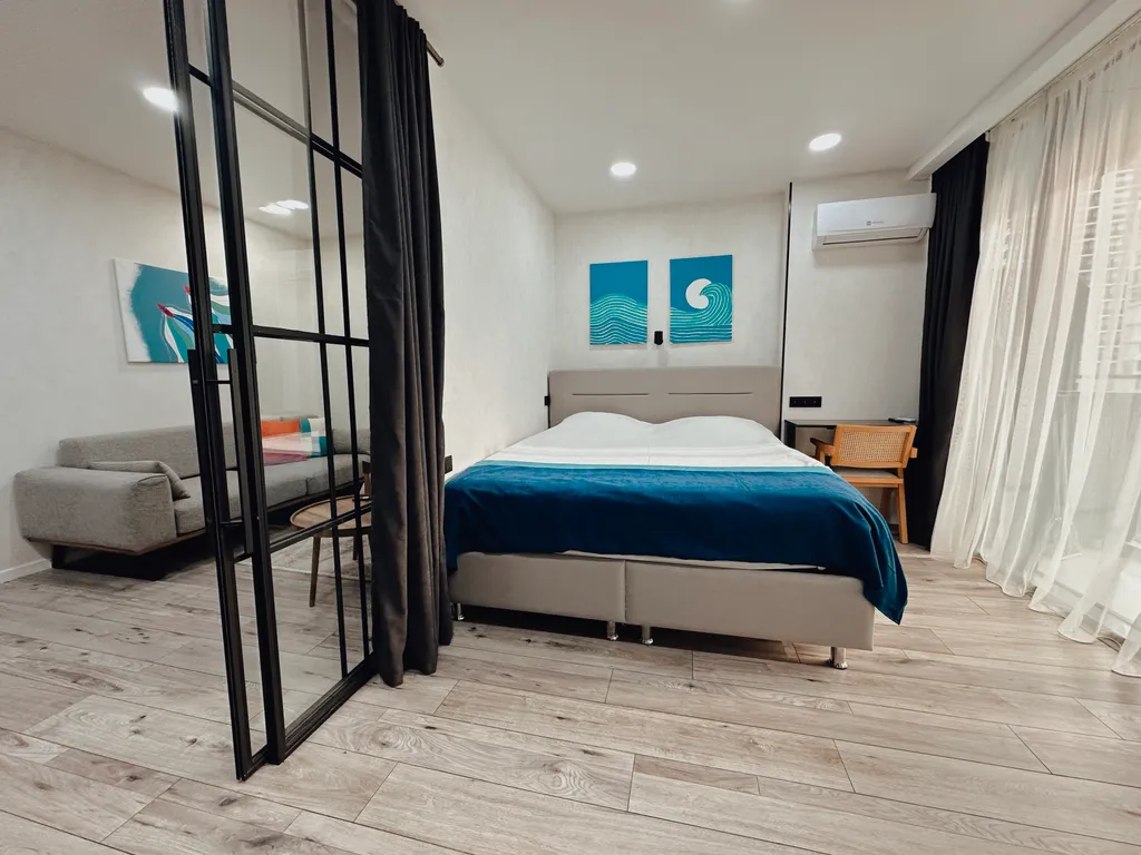 Уютные апартаменты с отдельной спальней на берегу моря