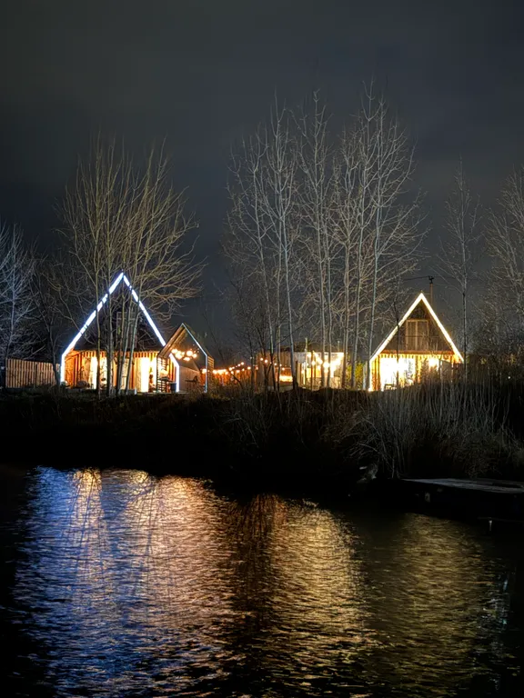 Дом на озере с бассейном