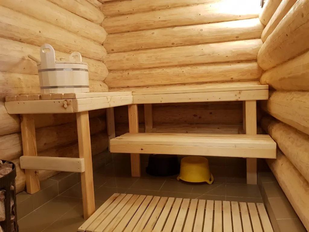 Дом у пруда