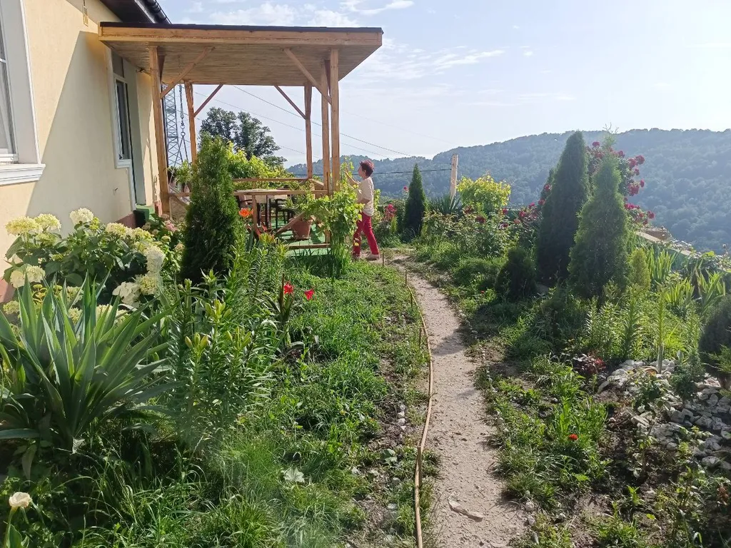 Просторный дом с райским садом на вершине холма с супер видами
