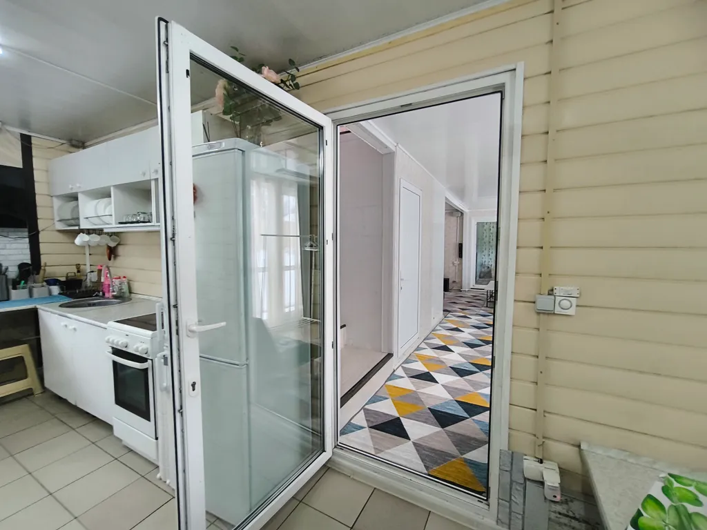 Комфортабельный 2-этажный дом с панорамным остеклением и русской баней