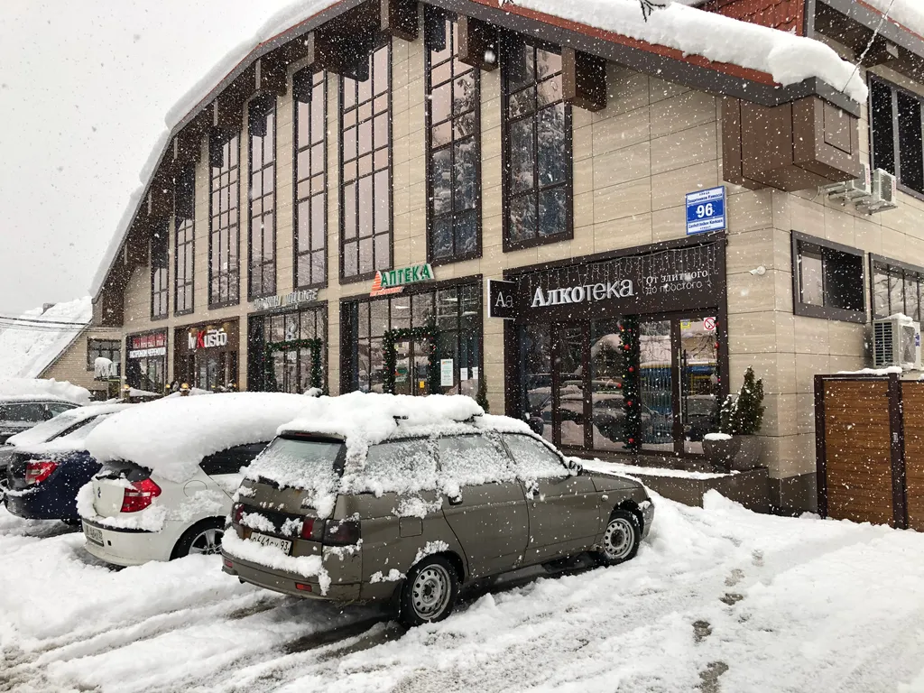 Стильная студия с ванной у панорамного окна и видом на горы