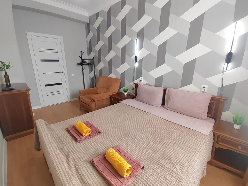 Трёхкомнатная квартира с раздельными комнатами, балконом в центре