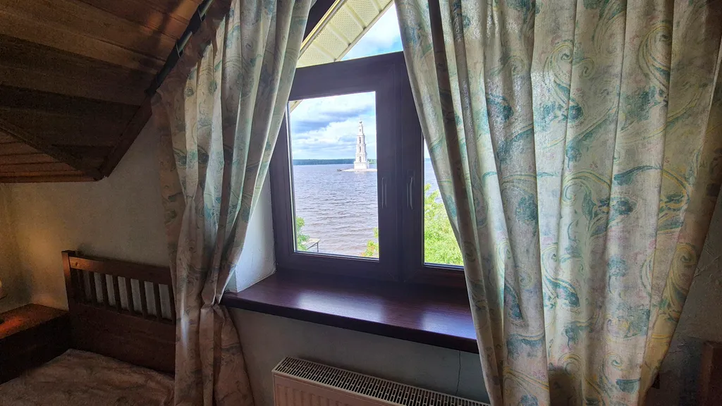 Дом на берегу волги, с видом на затопленную колокольню