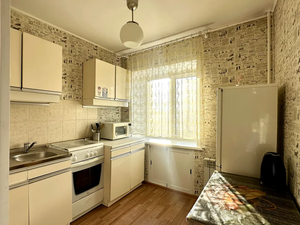 Калина Юрга у кинотеатра Эра