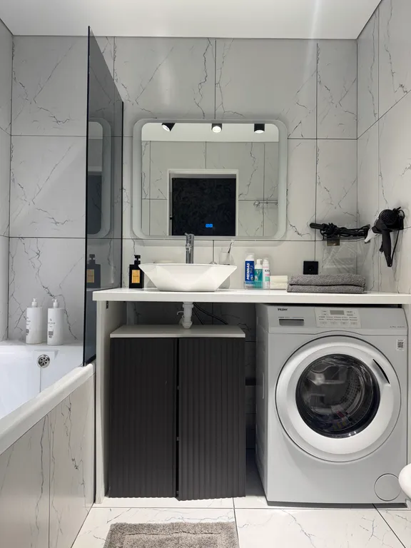 Новая квартира в центре города с елкой и сервировкой